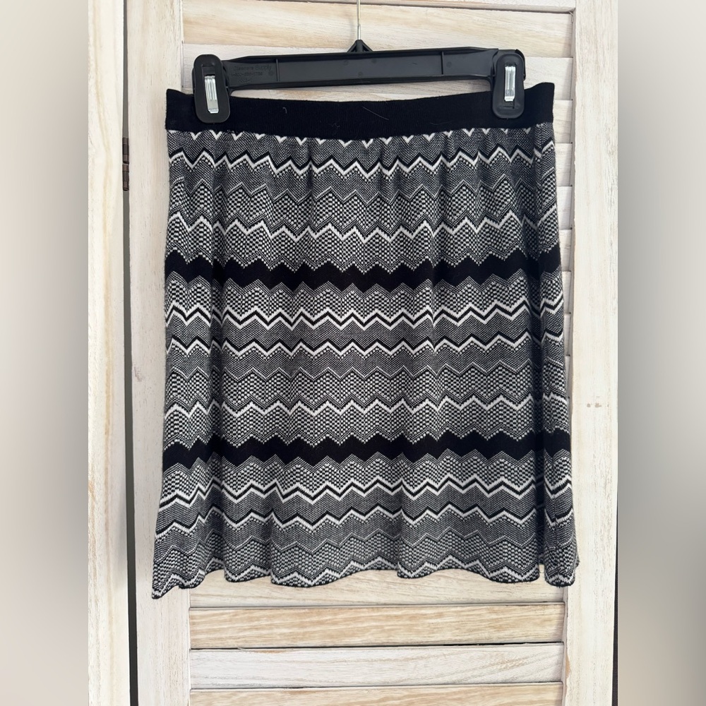 Black and Gray Zigzag Patterned Skirt